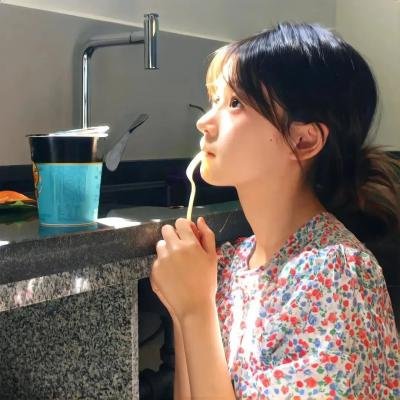 踉跄的女孩